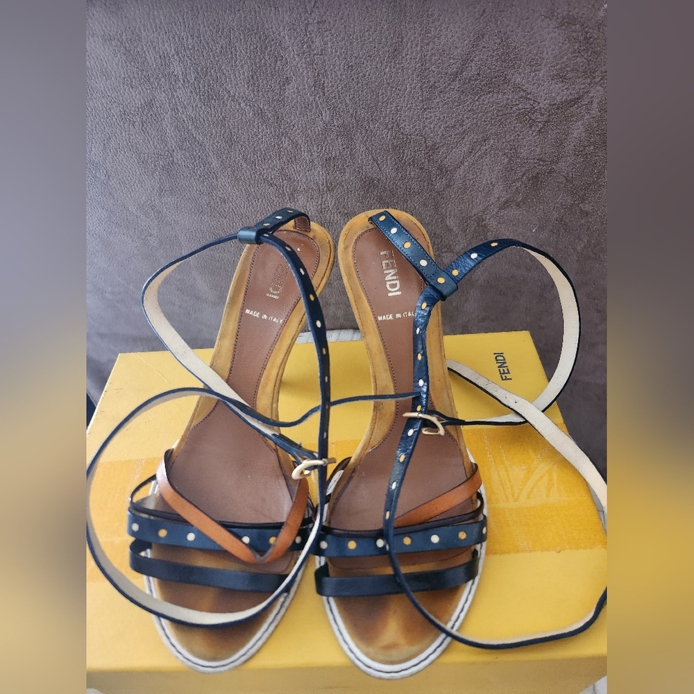 Fendi Magnon leather sandals size 37